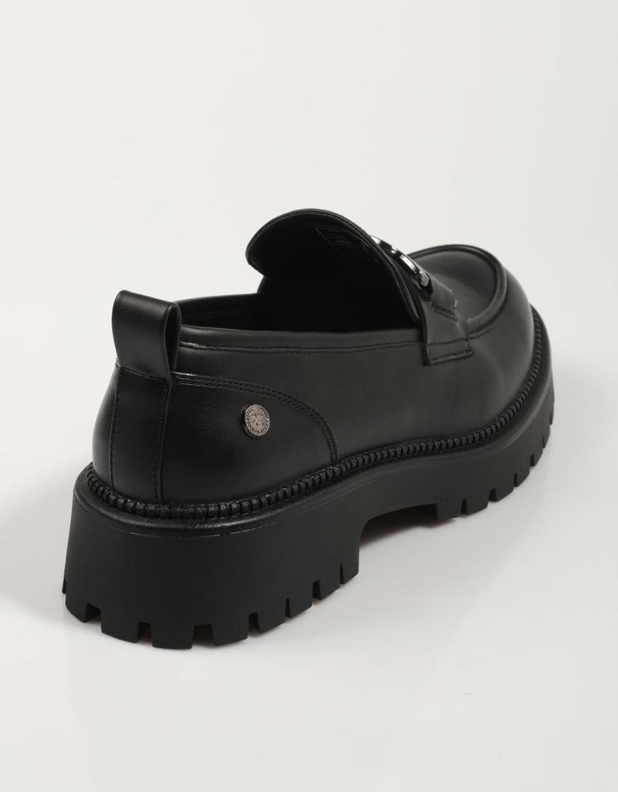 ZAPATOS SPORT XTI 143291 en color Negro