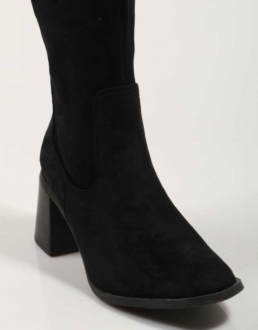 Boots XTI 143424 in black color