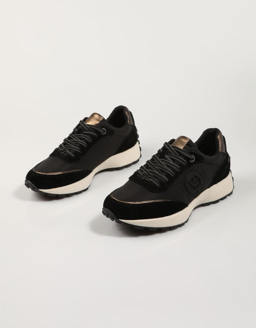 ZAPATILLAS CARMELA 161997 en color Negro