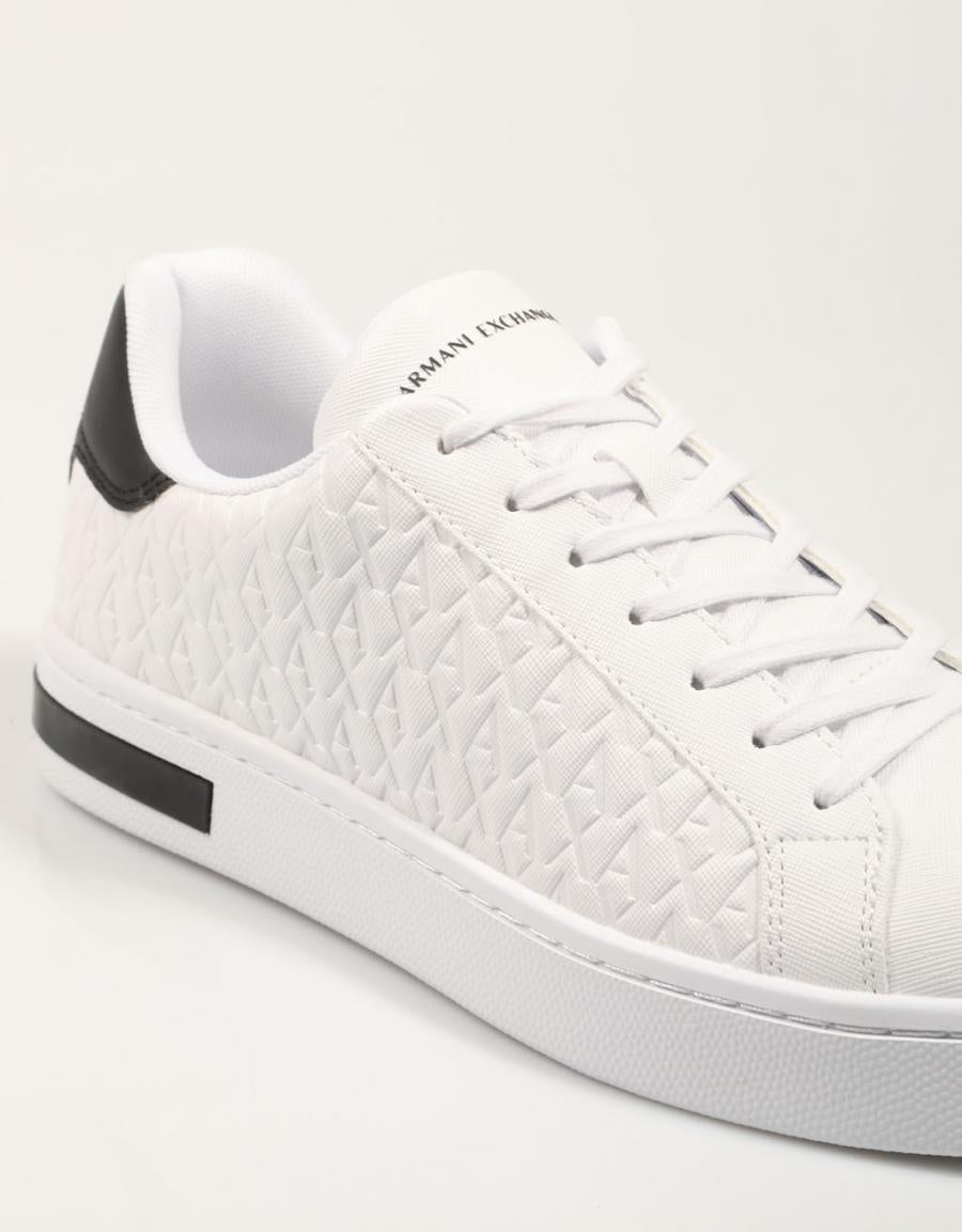 Sapatos Armani Exchange XM000140 em branco