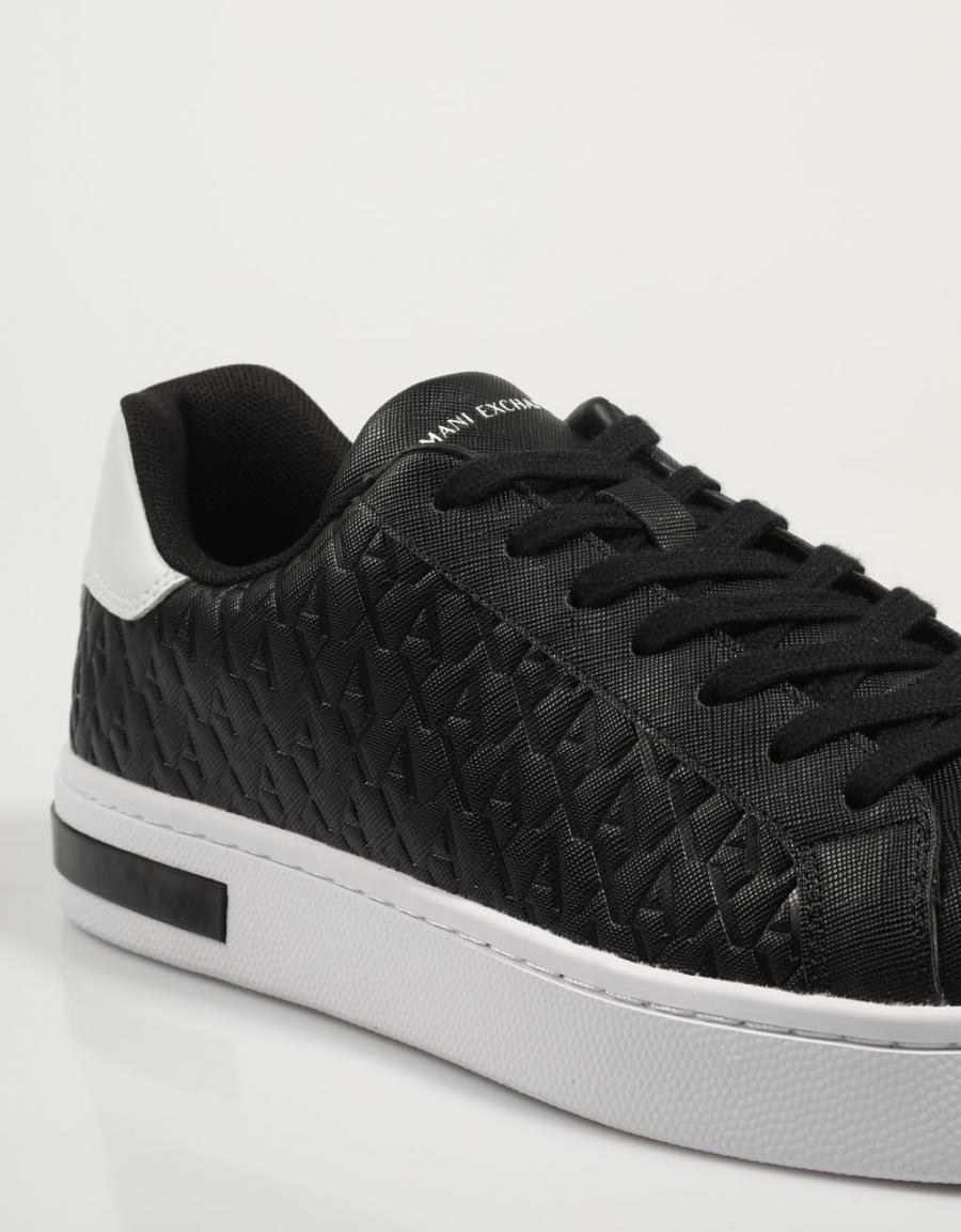Sapatos Armani Exchange XM00014 em preto