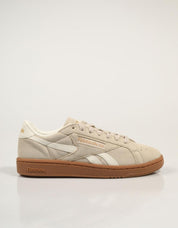 ZAPATILLAS REEBOK CLUB C GROUNDS UK en color Beige