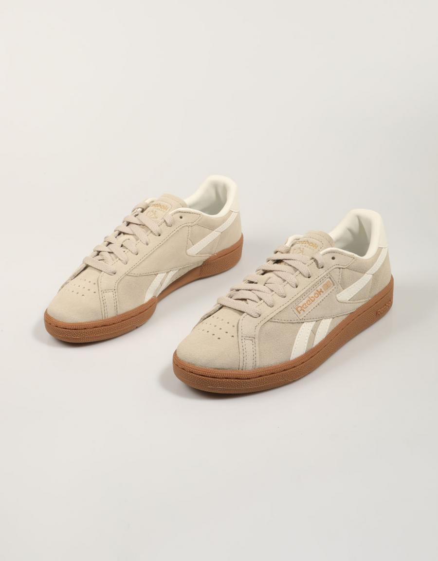 ZAPATILLAS REEBOK CLUB C GROUNDS UK en color Beige
