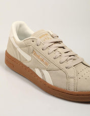 ZAPATILLAS REEBOK CLUB C GROUNDS UK en color Beige