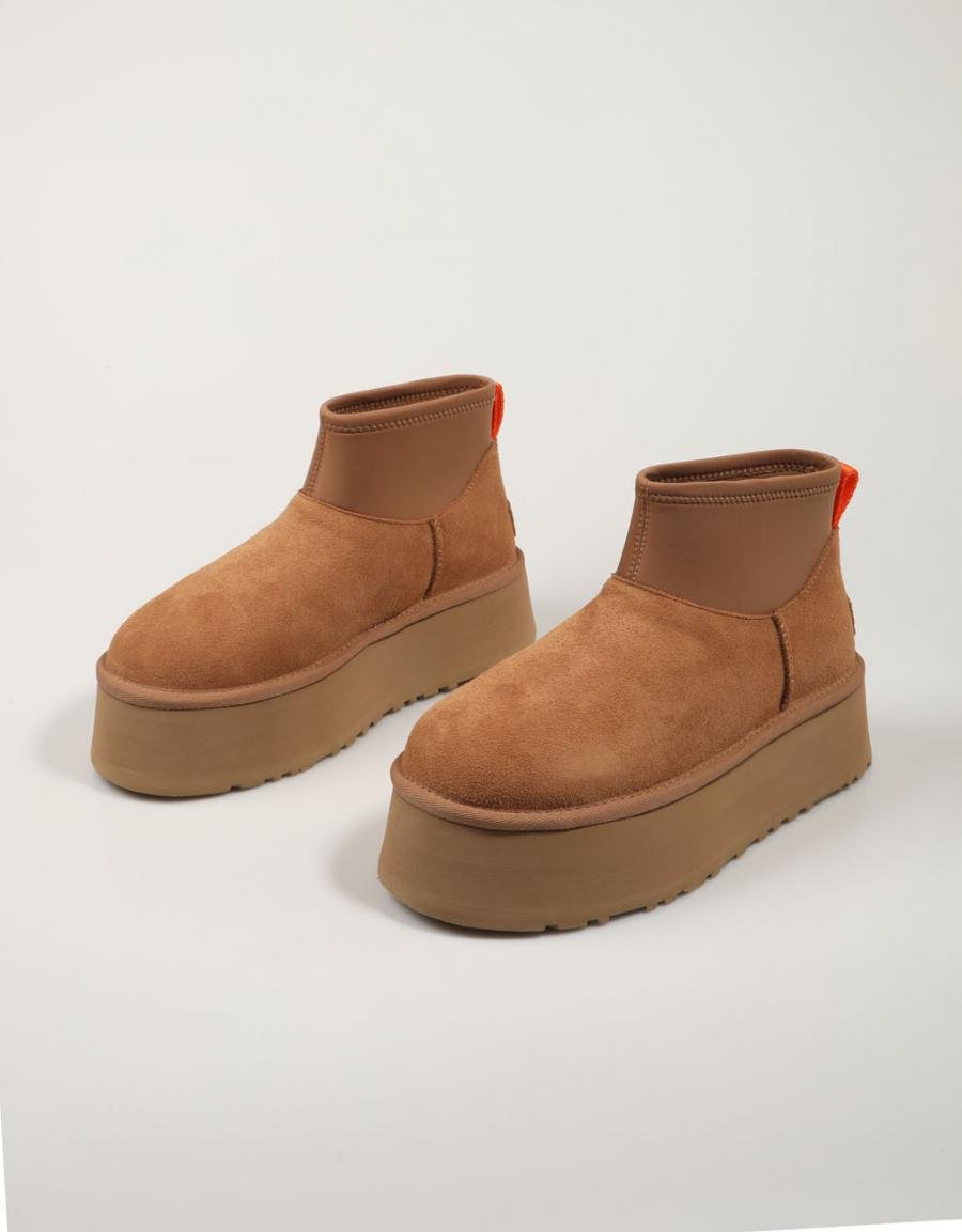 BOTINES UGG CLASSIC MINI DIPPER en color Cuero