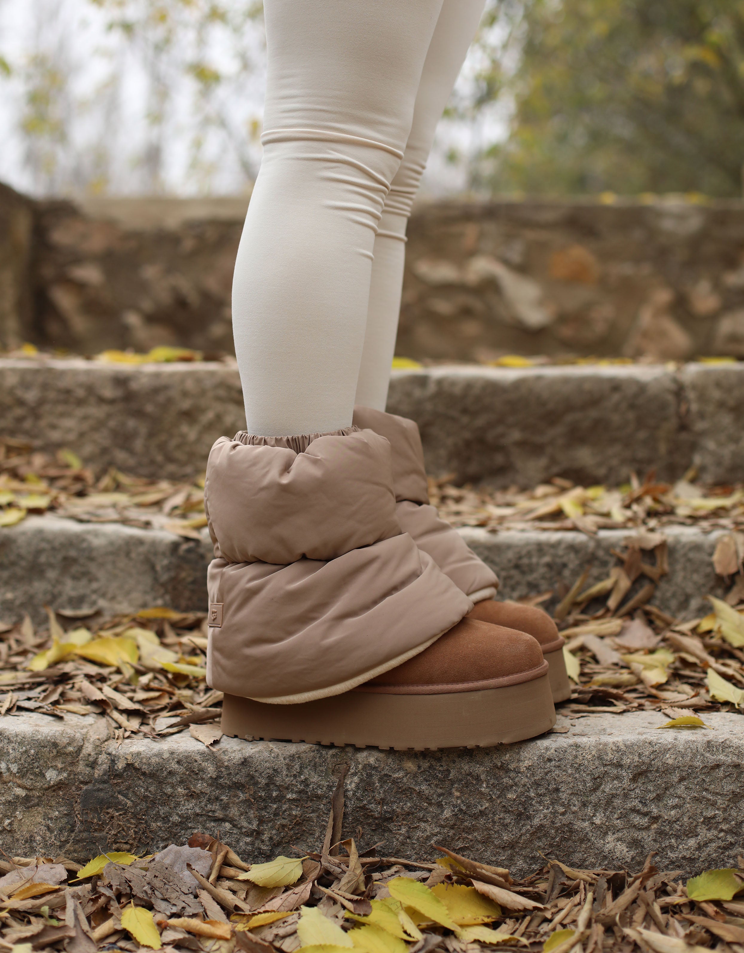 BOTINES UGG CLASSIC MINI DIPPER PUFFER en color Cuero