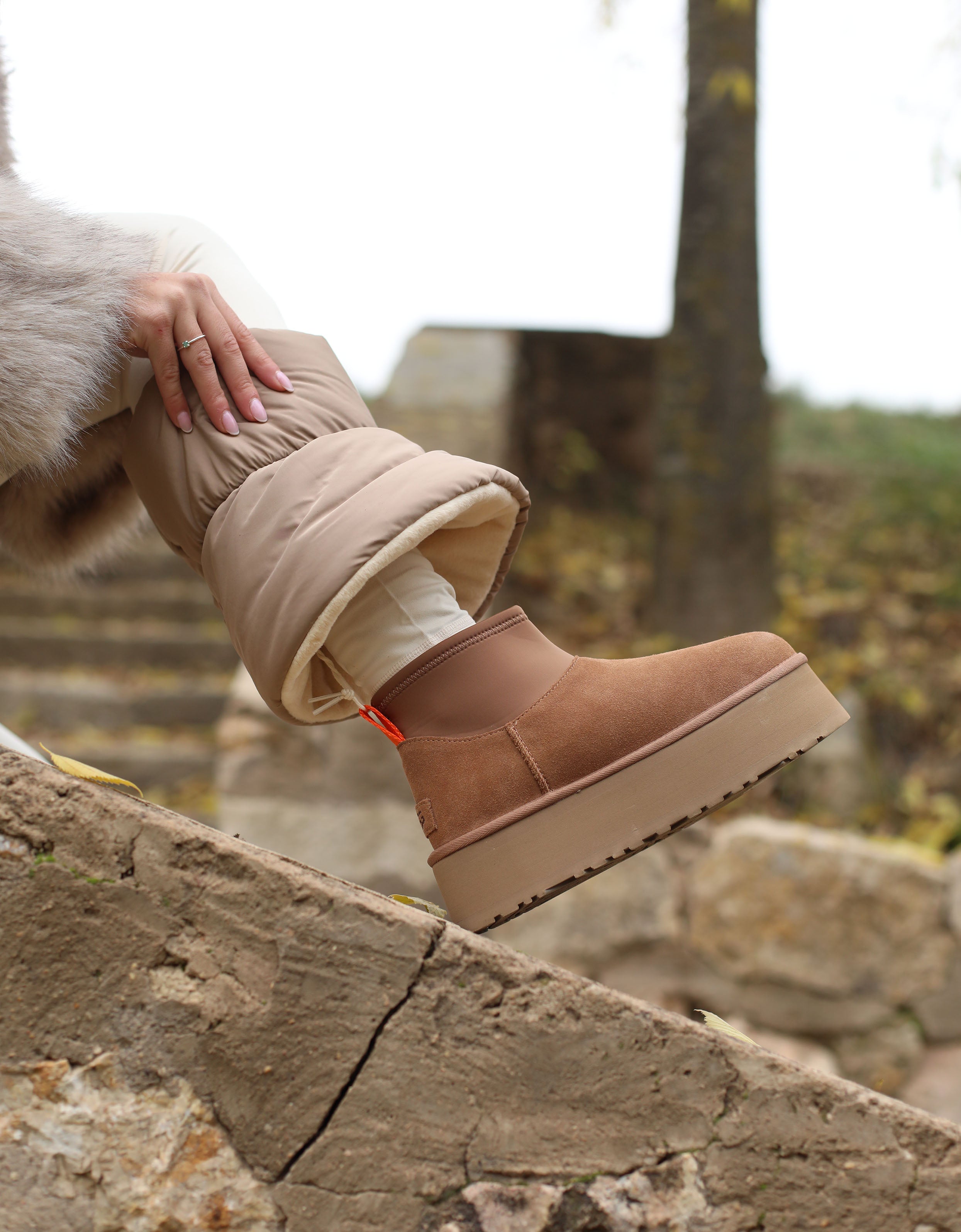 BOTINES UGG CLASSIC MINI DIPPER PUFFER en color Cuero