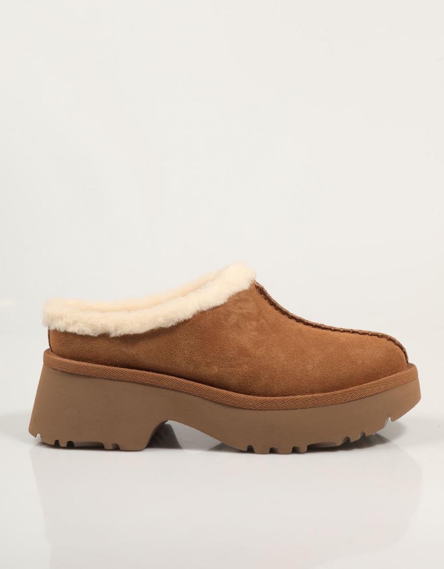 ZUECOS UGG NEW HEIGHTS COZY CLOG en color Cuero