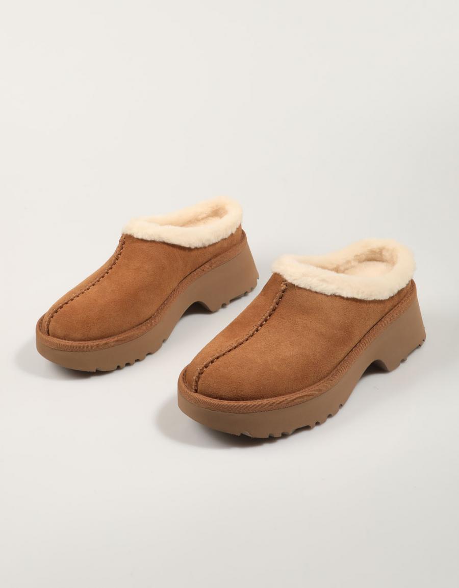 ZUECOS UGG NEW HEIGHTS COZY CLOG en color Cuero