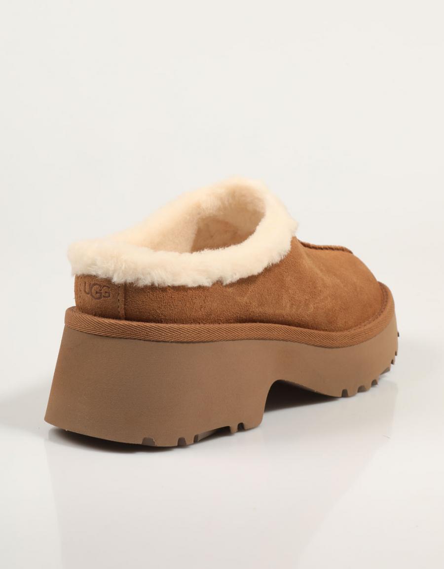ZUECOS UGG NEW HEIGHTS COZY CLOG en color Cuero