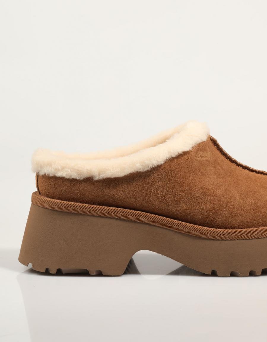 ZUECOS UGG NEW HEIGHTS COZY CLOG en color Cuero