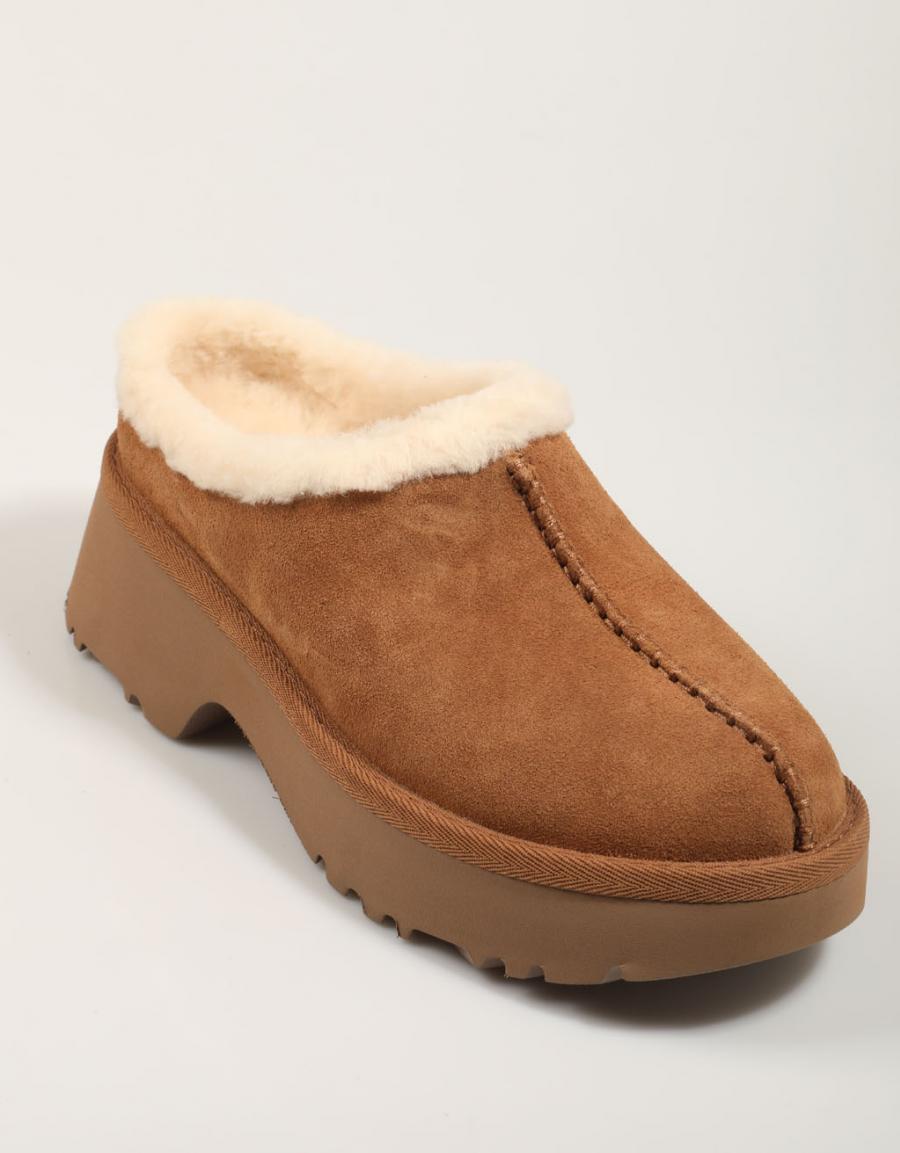ZUECOS UGG NEW HEIGHTS COZY CLOG en color Cuero