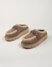 Zuecos mou bounce copto metal logotipo 531001a en cor taupe