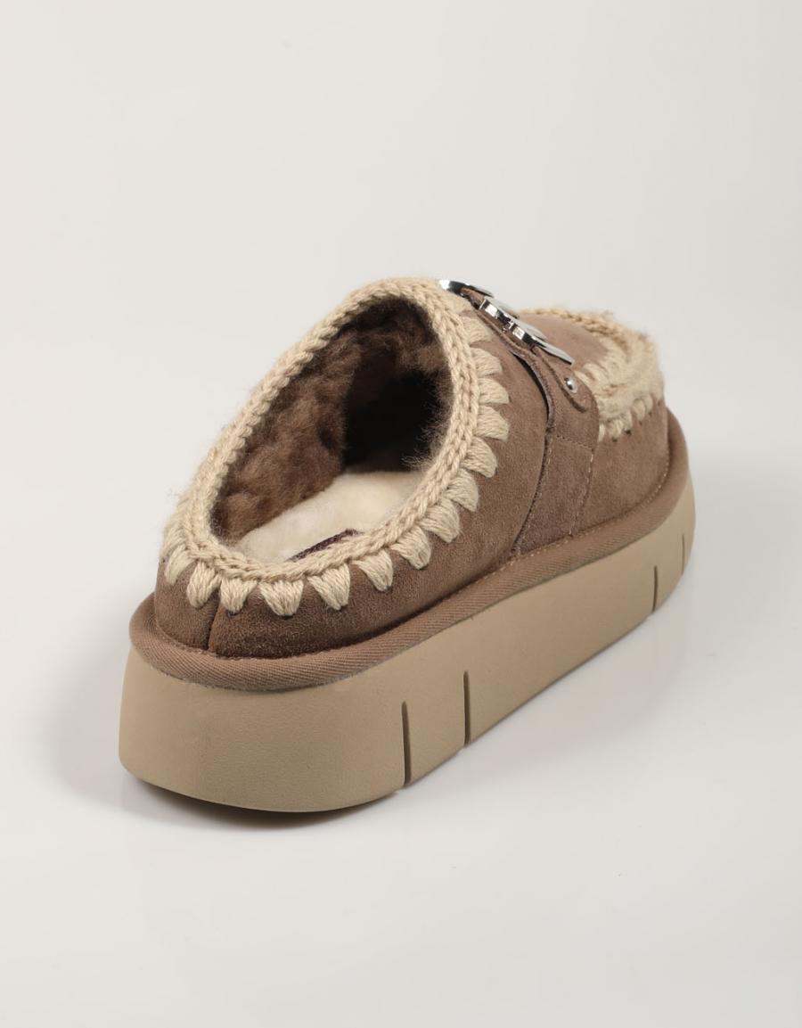 Zuecos mou bounce copto metal logotipo 531001a en cor taupe