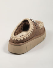 Zuecos mou bounce copto metal logotipo 531001a en cor taupe