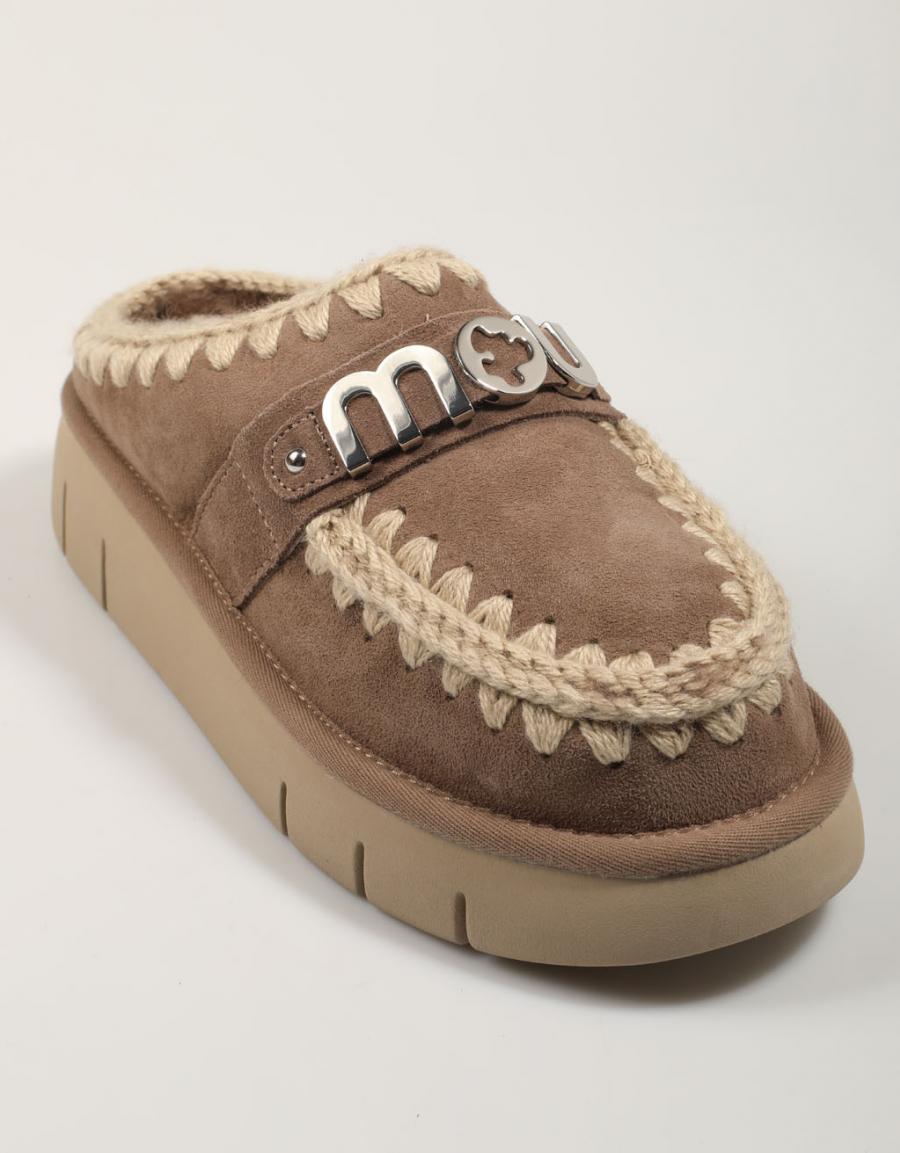 Zuecos mou bounce copto metal logotipo 531001a en cor taupe
