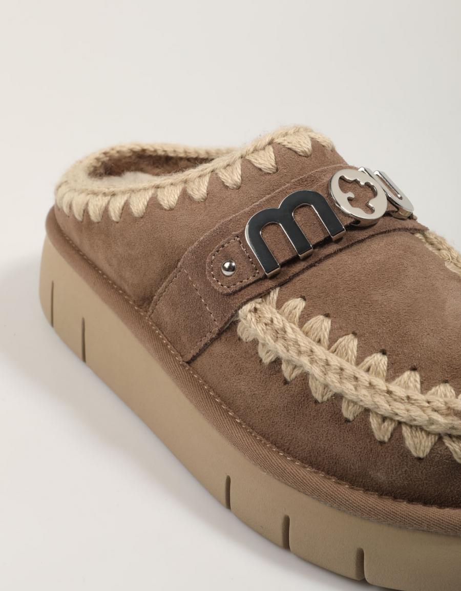 Zuecos mou bounce copto metal logotipo 531001a en cor taupe