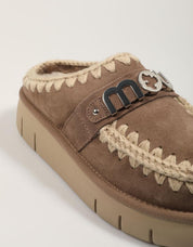 Zuecos mou bounce copto metal logotipo 531001a en cor taupe