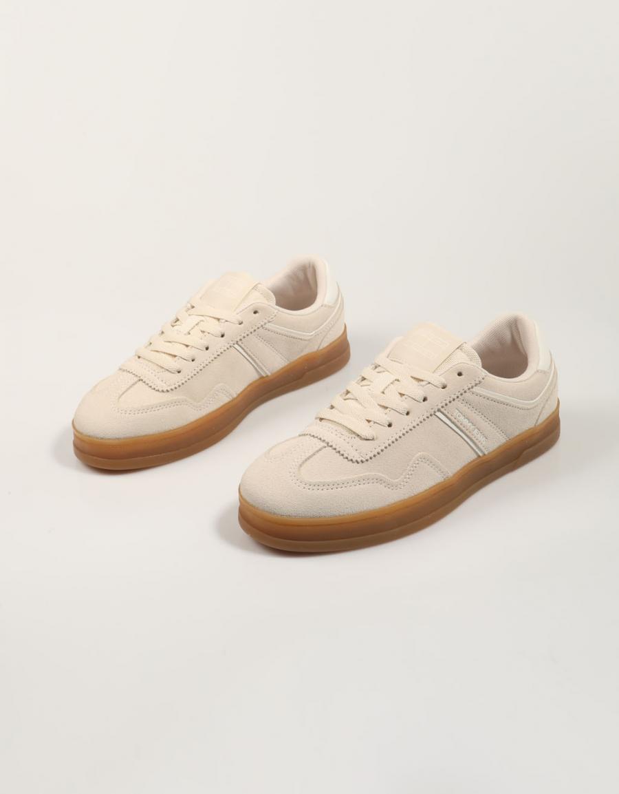 ZAPATILLAS TOMMY HILFIGER THE GREENWICH SUEDE en color Beige