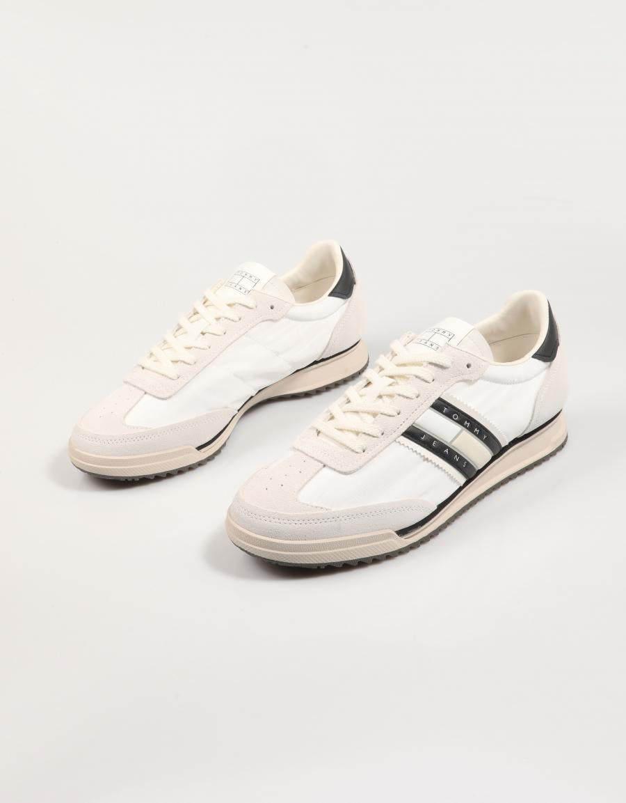 ZAPATILLAS TOMMY HILFIGER ALPHACLEAT TJM RETRO RUNNER CLEA en color Blanco