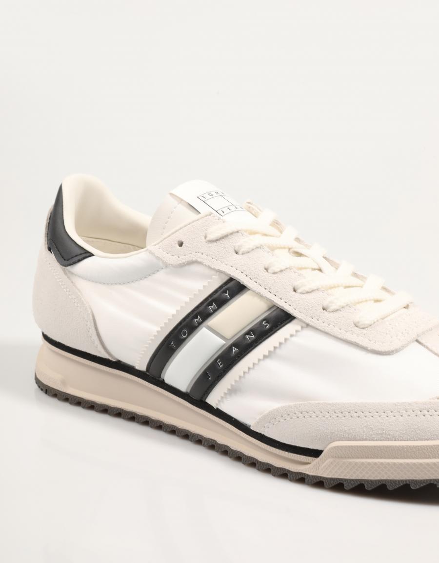ZAPATILLAS TOMMY HILFIGER ALPHACLEAT TJM RETRO RUNNER CLEA en color Blanco
