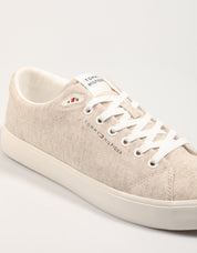 ZAPATILLAS TOMMY HILFIGER TH HI VULC LOW CORE CHAMBRAY en color Beige