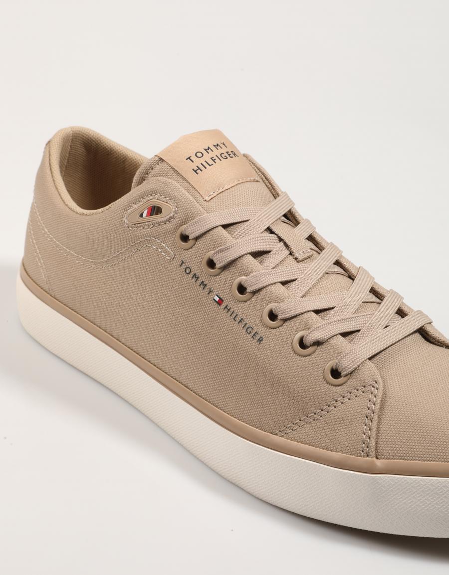 ZAPATILLAS TOMMY HILFIGER TH HI VULC LOW CORE CANVAS en color Beige