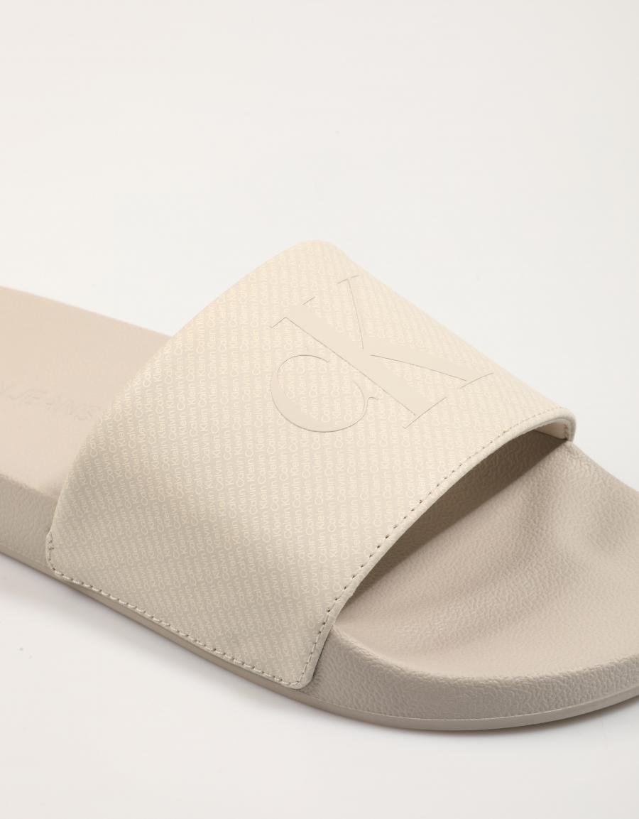 Chanclas Calvin Klein Miami Slide AOP Print en Farbe Beige