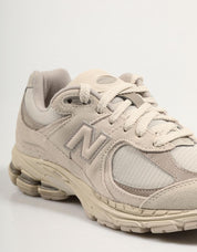 Baskets NEW BALANCE U2002 en couleur beige
