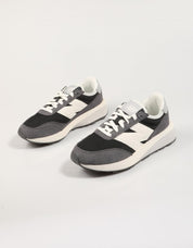 Turnschuhe NEW BALANCE u370 in schwarzer Farbe