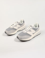 ZAPATILLAS NEW BALANCE U370 en color Gris