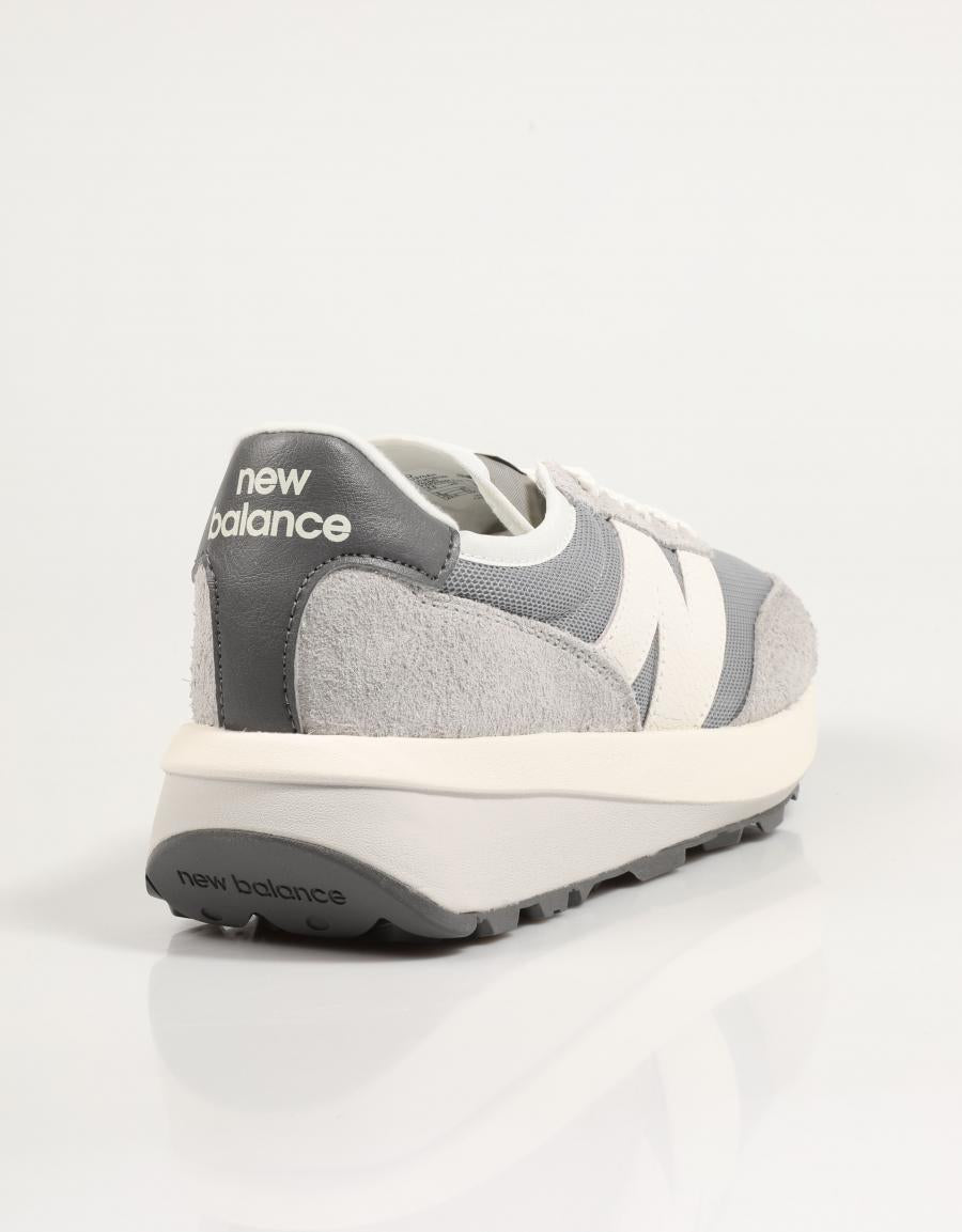 ZAPATILLAS NEW BALANCE U370 en color Gris