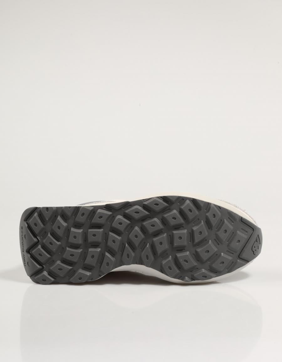 ZAPATILLAS NEW BALANCE U370 en color Gris