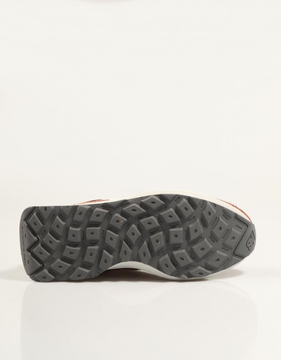 ZAPATILLAS NEW BALANCE U370 en color Burdeos