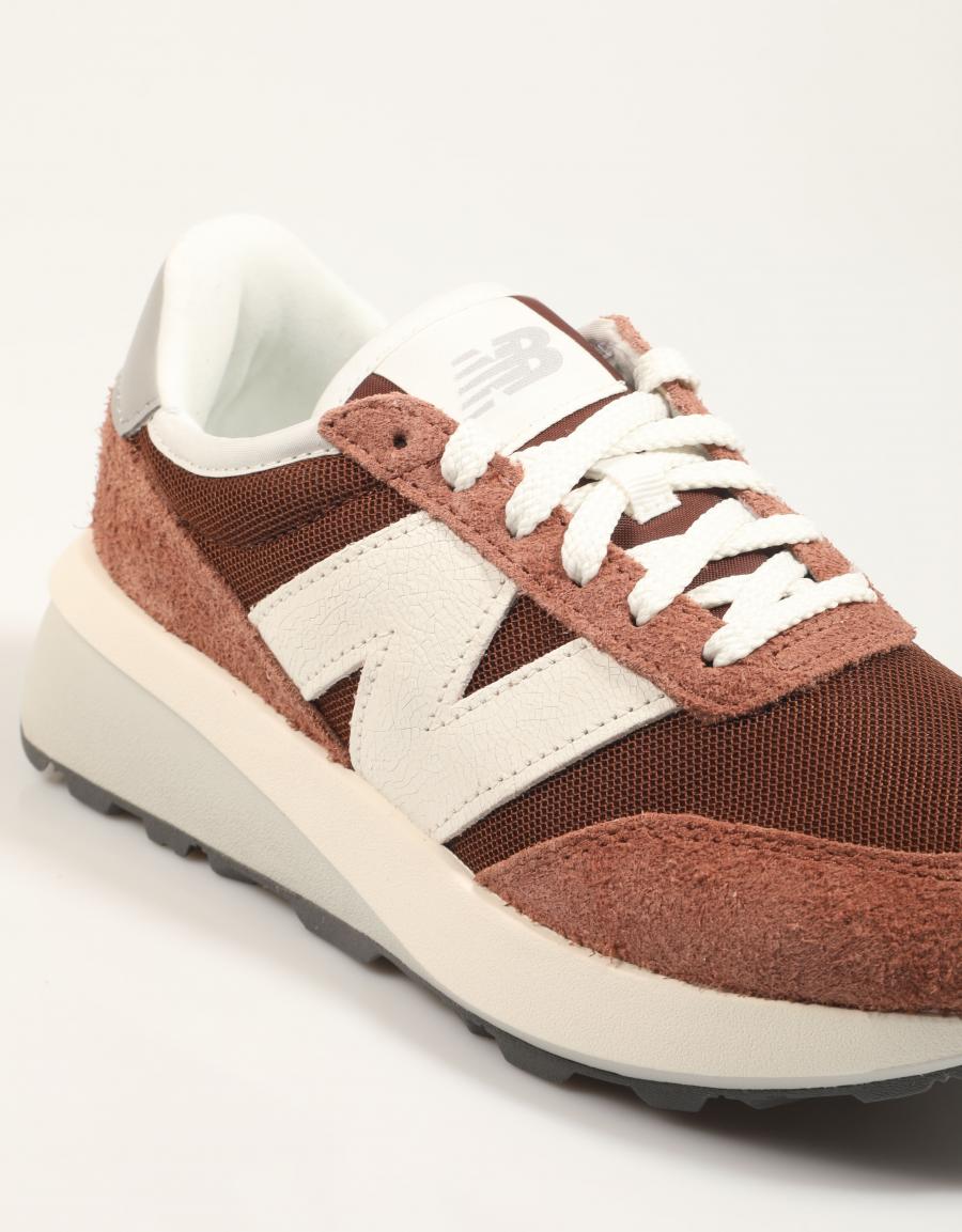 ZAPATILLAS NEW BALANCE U370 en color Burdeos