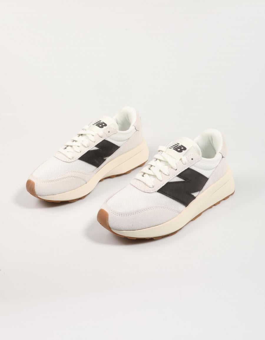 ZAPATILLAS NEW BALANCE U370 en color Blanco