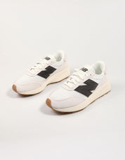 ZAPATILLAS NEW BALANCE U370 en color Blanco