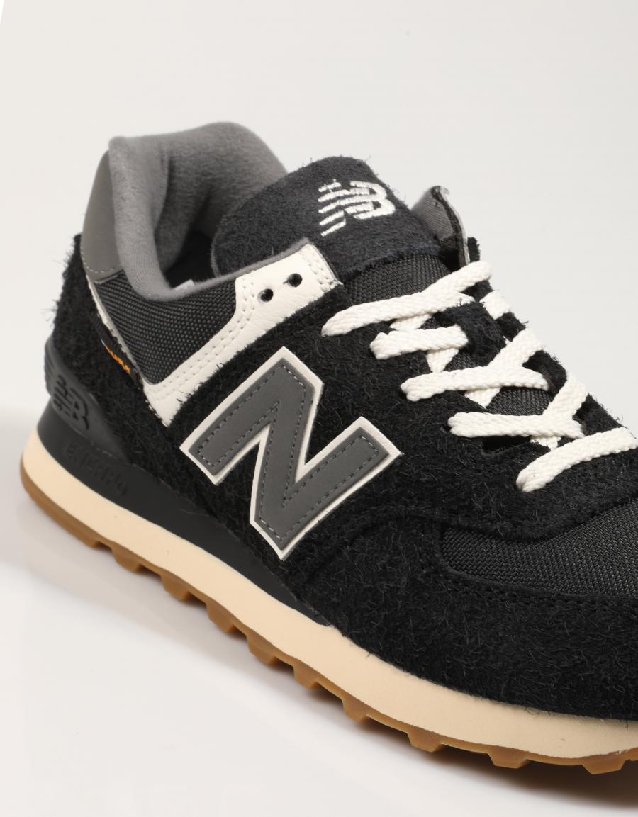 ZAPATILLAS NEW BALANCE U574 en color Negro