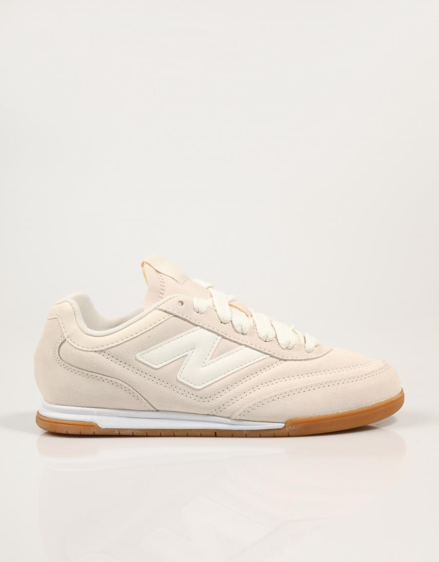 ZAPATILLAS NEW BALANCE URC42 en color Beige