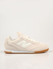 ZAPATILLAS NEW BALANCE URC42 en color Beige