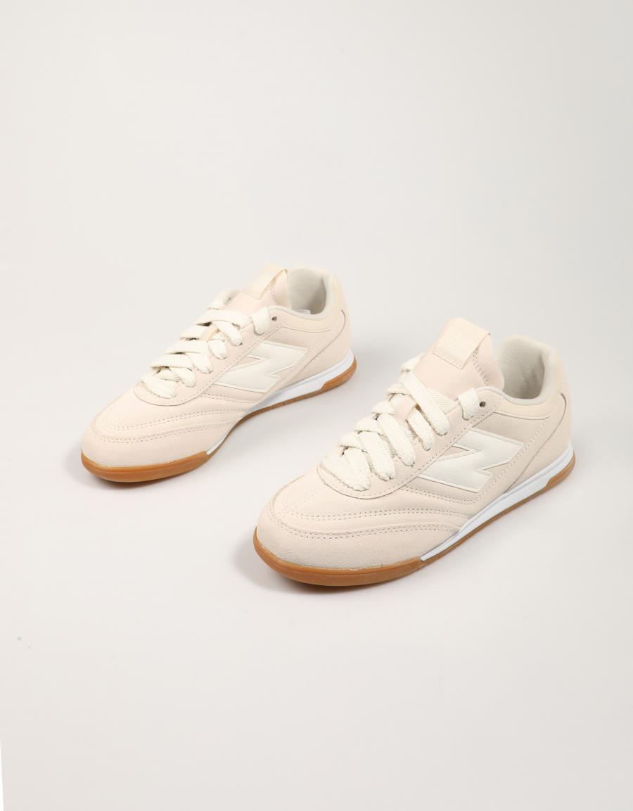 ZAPATILLAS NEW BALANCE URC42 en color Beige