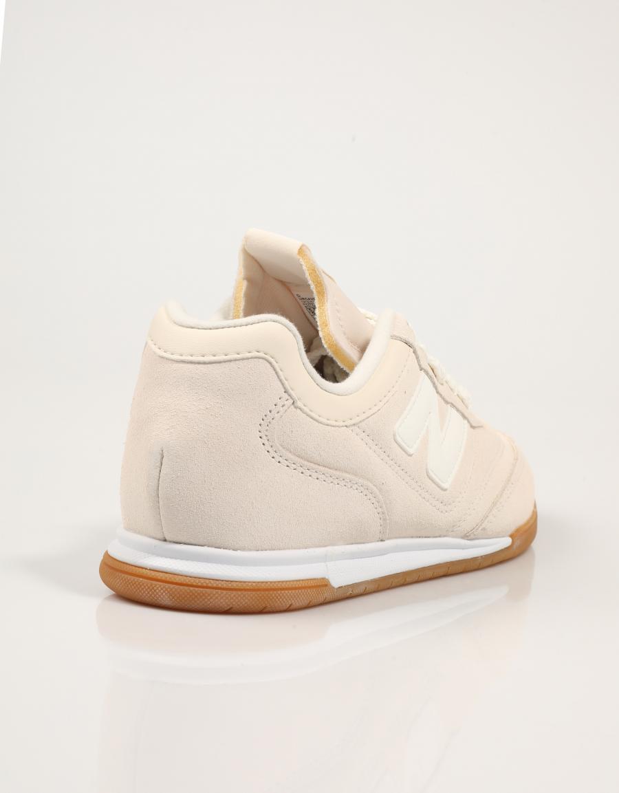 ZAPATILLAS NEW BALANCE URC42 en color Beige