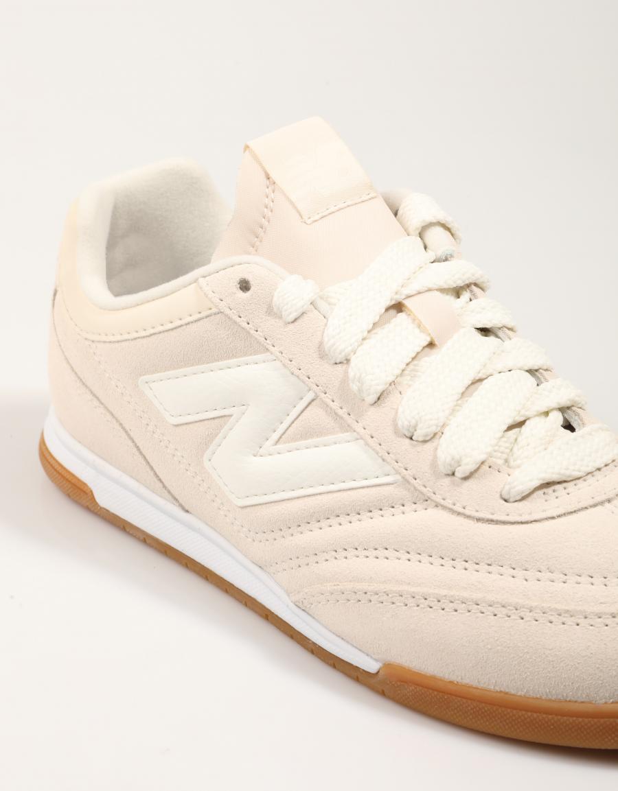 ZAPATILLAS NEW BALANCE URC42 en color Beige