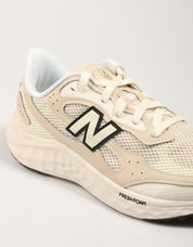 ZAPATILLAS NEW BALANCE MARIS ARISHI V4 en color Beige