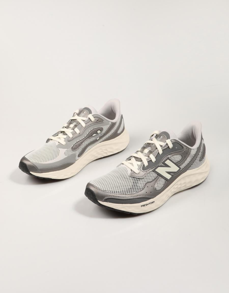 ZAPATILLAS NEW BALANCE MARIS ARISHI V4 en color Gris