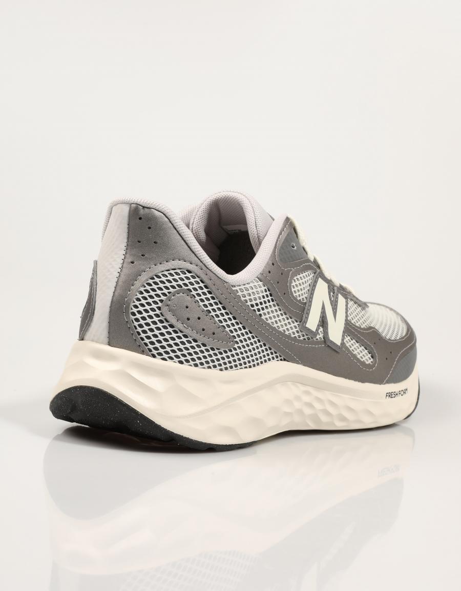 ZAPATILLAS NEW BALANCE MARIS ARISHI V4 en color Gris