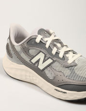ZAPATILLAS NEW BALANCE MARIS ARISHI V4 en color Gris