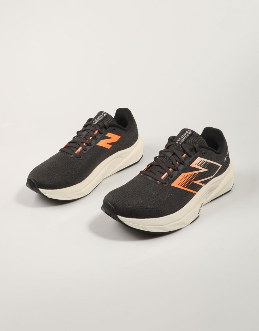 Sneakers NEW BALANCE MFCPRC Propel V5 in Schwarz