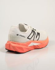 Sneakers NEW BALANCE MFCPRC Propel V5 em branco