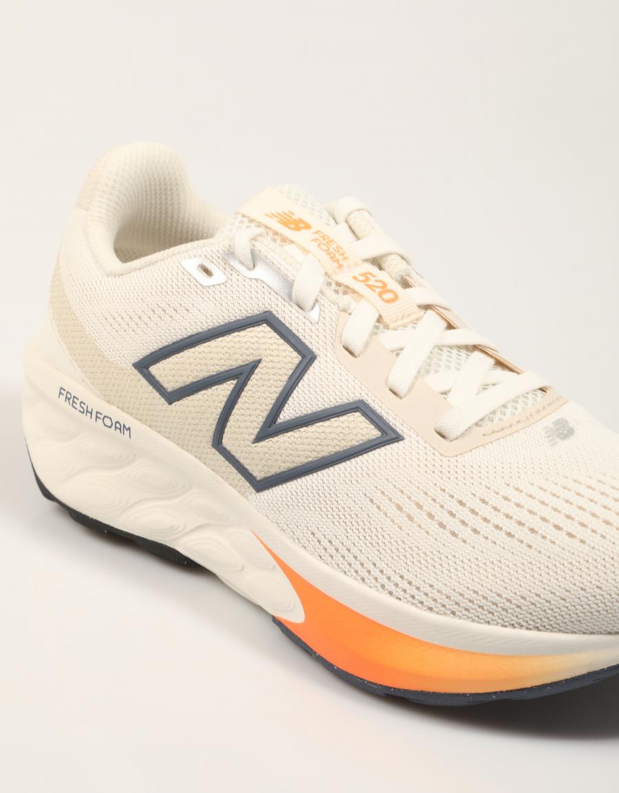 ZAPATILLAS NEW BALANCE W520L en color Blanco